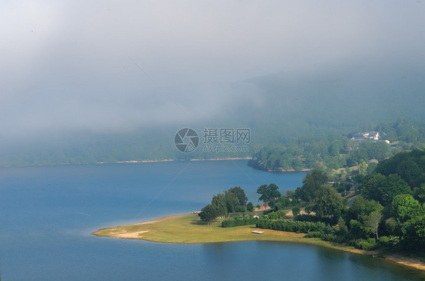 夏日湖泊和雾的景色图片