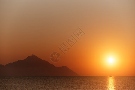 海上日落景观与山图片