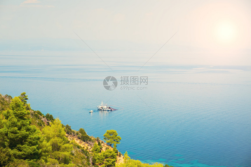 美丽的热带风景与蓝色的大海图片