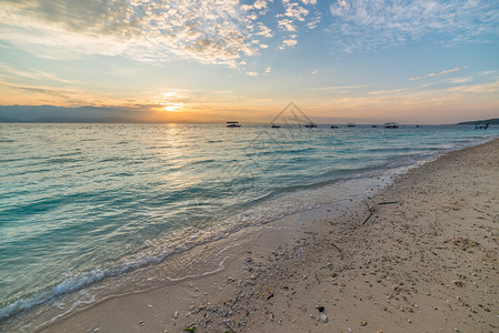 从印度尼西亚中苏拉威西海岸升起的清晨日光图片