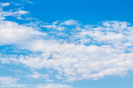 夏天的蓝天和白云天背景图片