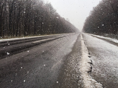 冬天的雪地公路背景图片