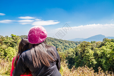 母亲和女儿看到山顶和蓝天泰国清迈图片