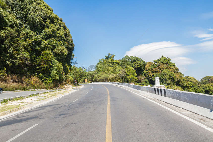 通向山顶和蓝天的道路沥青泰国图片