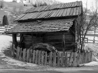 废弃的历史悠久的旧木水磨房水车图片