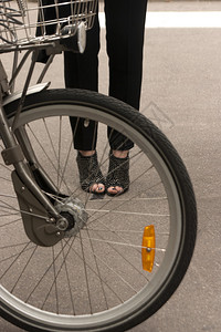 巴黎在街上停放自行车图片