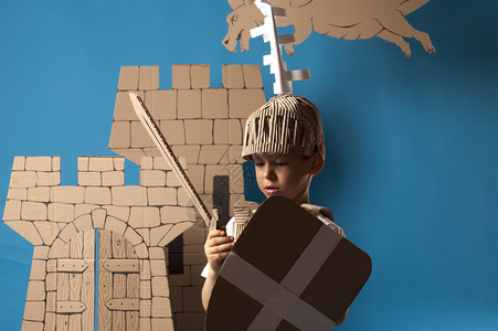 以纸板制成的中世纪骑士服图片