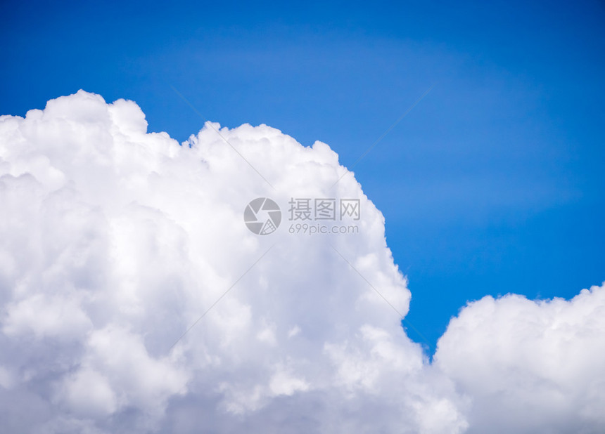 清蓝天空中的白云可以用图片