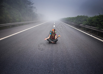 宽阔空旷的公路图片