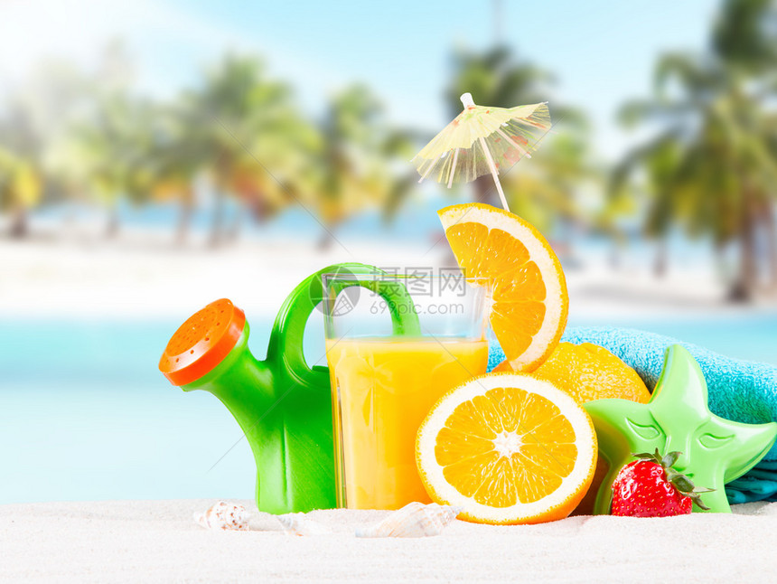 新鲜橙子汁蓝天空沙上水果和蓝天背图片