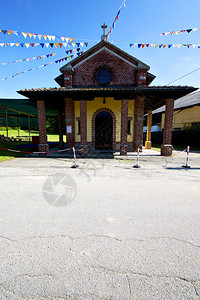 意大利伦巴第百岁老教堂封闭砖塔墙背景图片