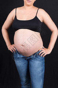 一名孕妇的美丽和好腹部图片