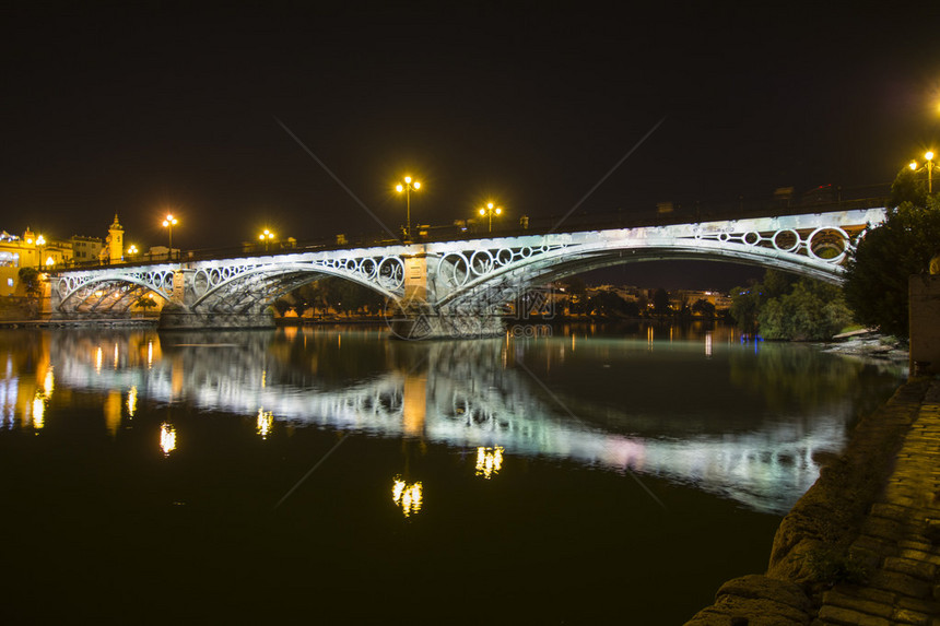 西班牙塞维利亚的特里安娜大桥夜景也称伊莎图片