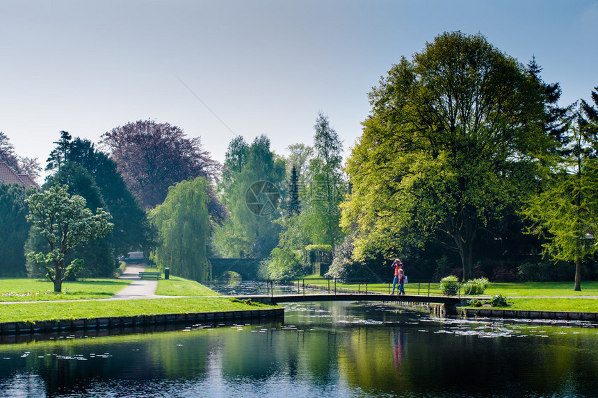 这座桥位于荷兰布瑟姆的一个美丽的小公园里阿姆斯特丹附近的一个非常舒适的小镇这张照片很好地描述图片