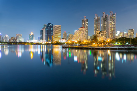 曼谷市夜里本雅基图片