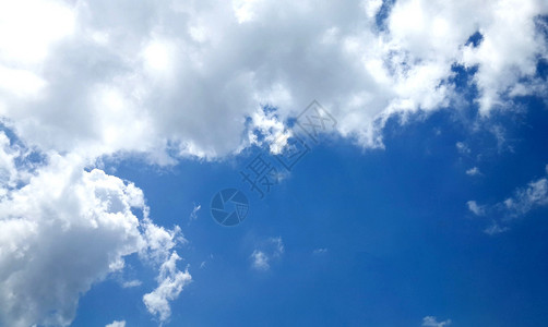 蓝天背景小云朵图片