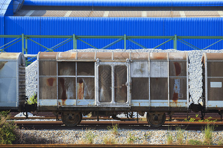 铁路集装箱卡车停场在重工业区用于陆路图片