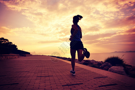 在日出海边奔跑的年轻健康图片