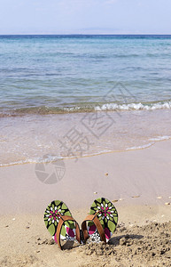 蓝色的大海和颜色沙滩拖鞋图片