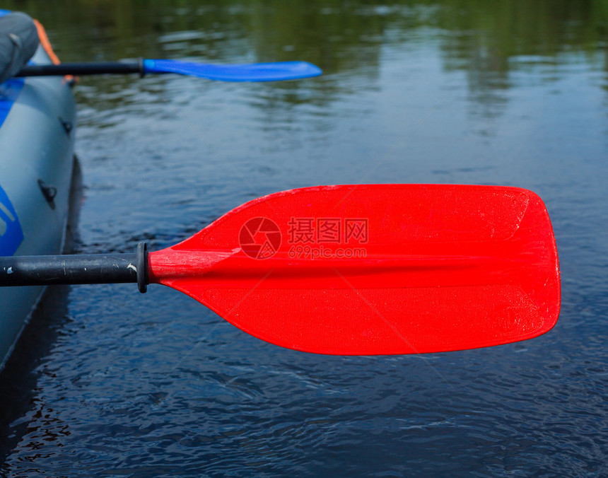 用于白水漂流和皮划艇的红色桨图片