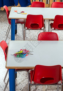 托儿所幼儿园班的红色小椅子背景图片
