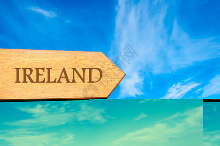 木箭标志指向目的地爱尔兰与蓝天相对图片