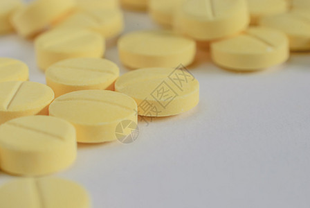 一堆黄色圆形药片抗生素丸图片
