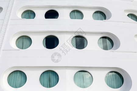 在一艘巨大的豪华游轮前面的舷窗图片