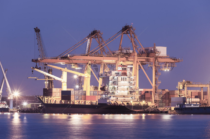货船和港口的起重机紫色调图片