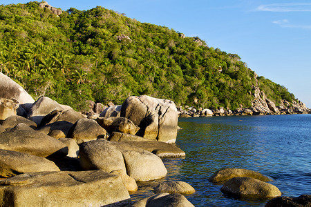 泰国khotao湾的石头南方蓝图片