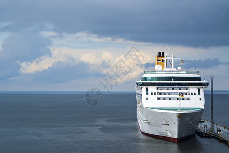 波罗的海港的白色渡船图片
