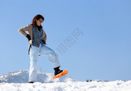 冬天山上有雪鞋的漂图片