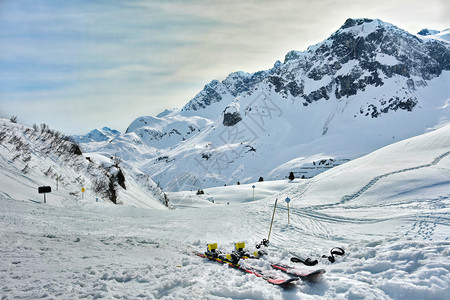 从山腰餐厅可欣赏到LechZurs滑雪胜地的滑雪道滑雪道和山脉的景色图片