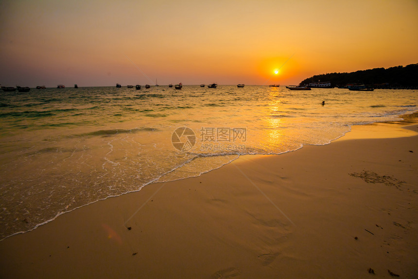 柬埔寨西哈努克维尔热带海滩的夏季日落海景图片