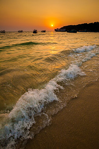 柬埔寨西哈努克维尔热带海滩的夏季日落海景图片