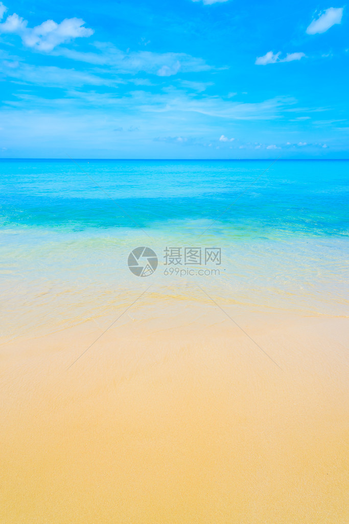 蓝色天空的海滩图片