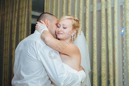 新娘和新郎的婚礼舞蹈迷人的新娘和新郎在豪华背景图片