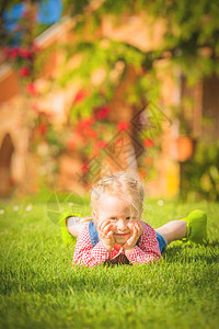 神奇的小女孩在春绿草地上玩耍图片
