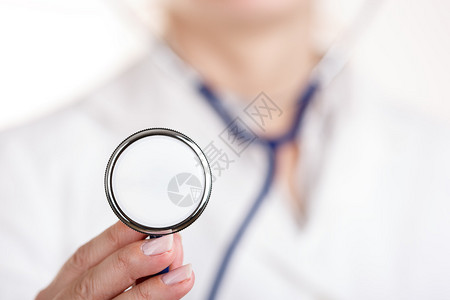 医生的手握着听诊器的头部关头医疗帮助或保险概念医生准备对图片