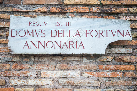 意大利罗马奥斯蒂亚老城的古罗马路标图片