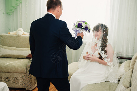年轻结婚夫妇在室内画像上的新郎和新娘在豪华餐厅举行婚礼庆祝活动图片