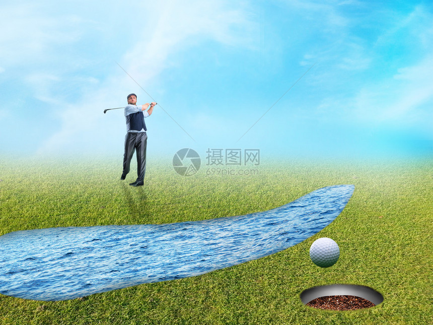 成年商人在小溪边打高尔夫球图片