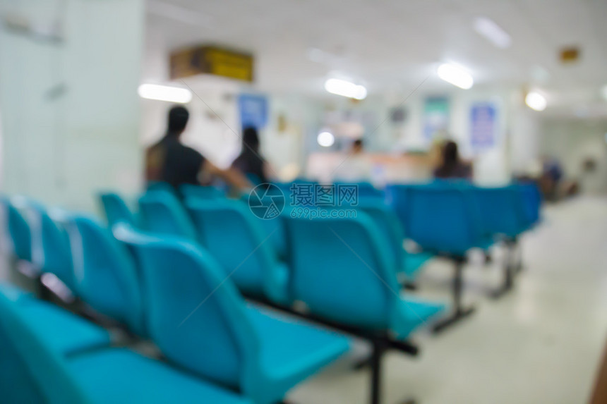患者坐在椅子上等待公立医院生背景的图片