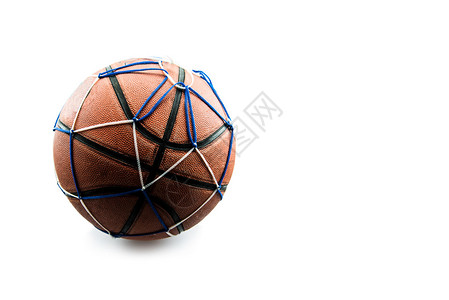 在白色背景上隔离的网中的旧篮球图片