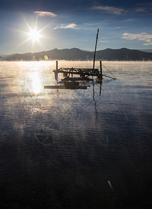 秋山日出时美丽的湖泊图片