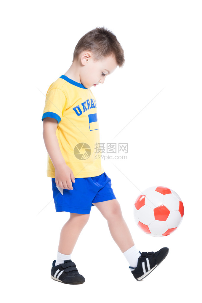 乌克兰男孩踢足球图片