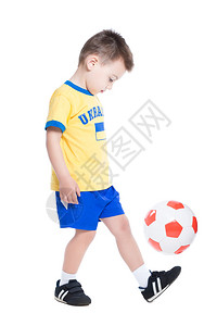 乌克兰男孩踢足球图片