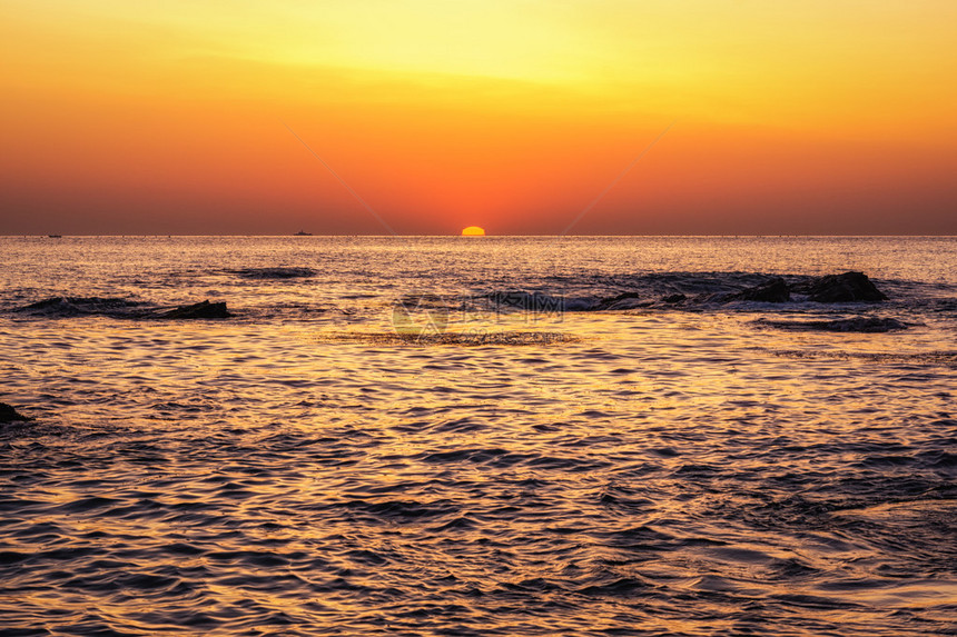 韩国江陵正东津海滩的日出景观图片