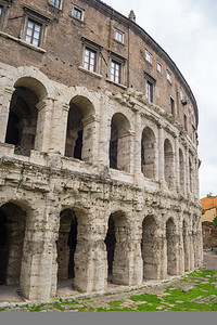 在意大利罗马市中心的马塞卢斯废墟剧院的侧面景象图片