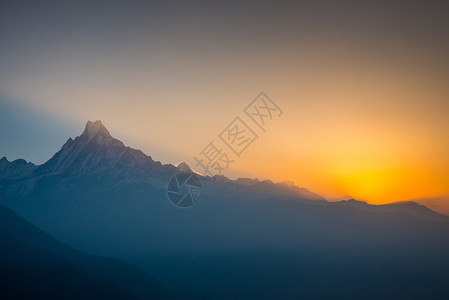 日出前的第一道光亮在Machhapuchchhre山来图片